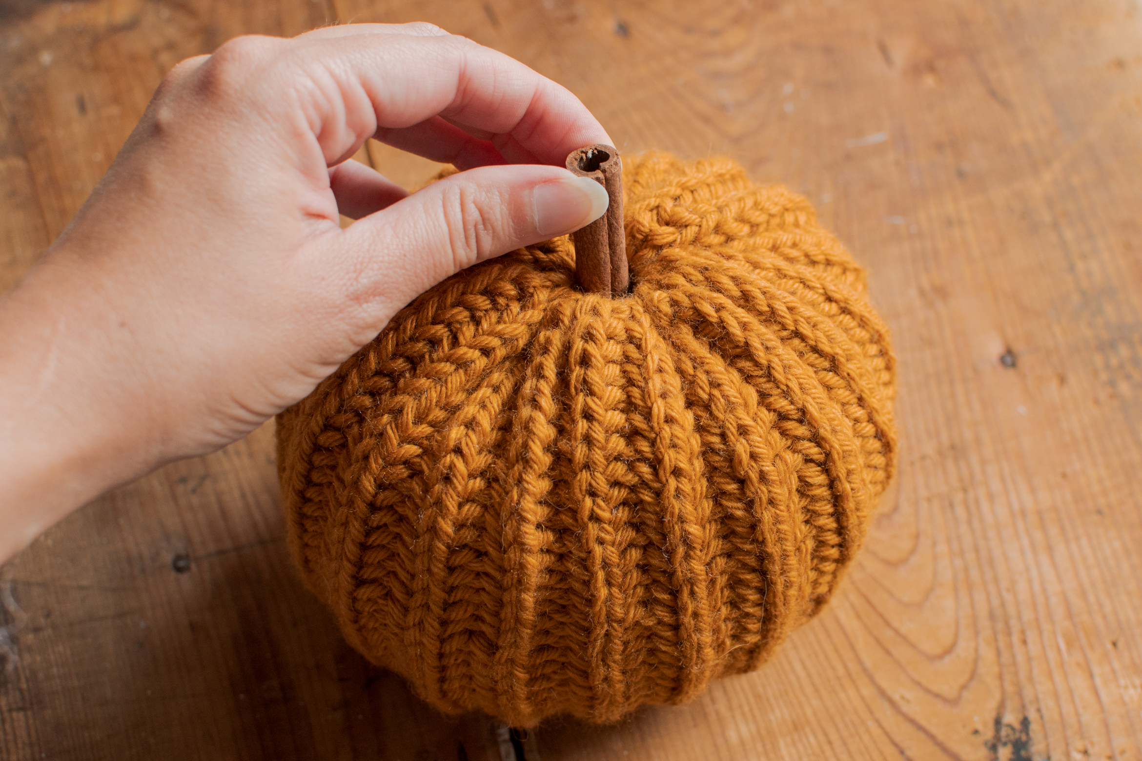 UNE CITROUILLE EN TRICOT POUR FÊTER L'AUTOMNE - Les yeux en amande