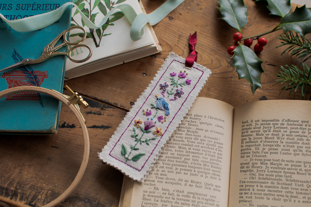 IDÉE CADEAU UN MARQUEPAGE BRODÉ Les yeux en amande