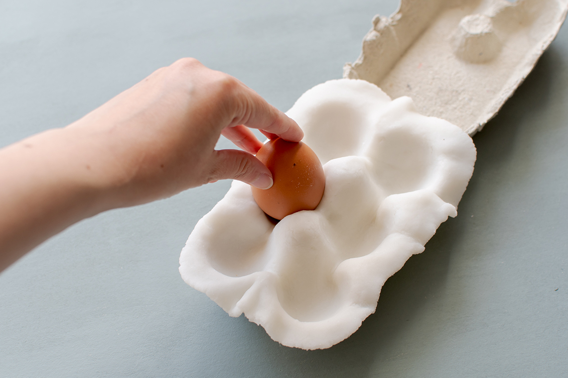 Un centre de table DIY en porcelaine froide pour Pâques